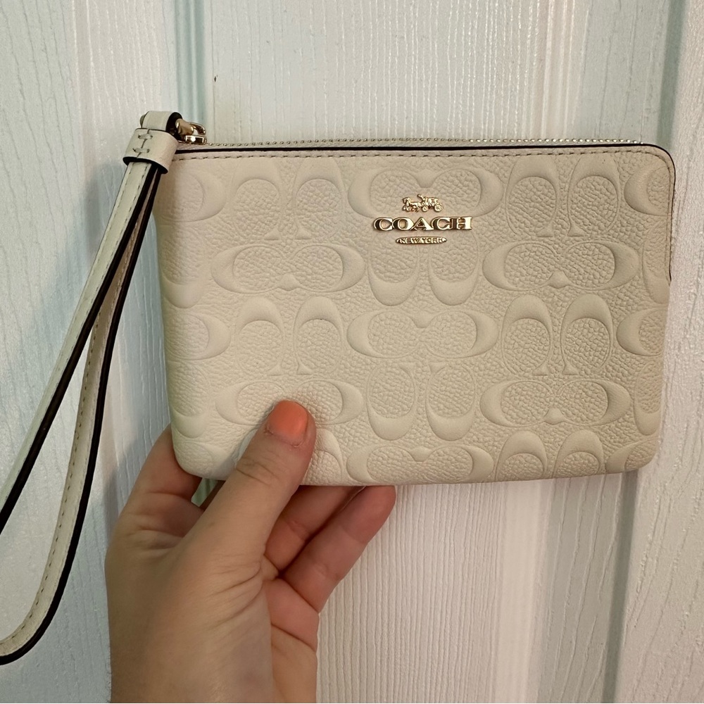 NWOT WHITE COACH MONOGRAM WRISTLET IN PERFECT CONDITION